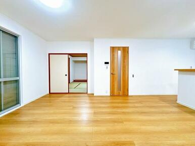 「LDK」リビングの隣には和室がございます。