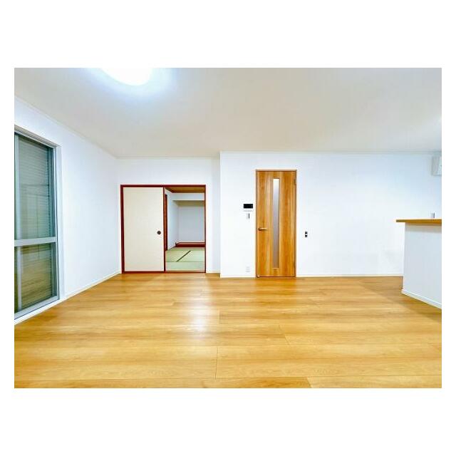 「LDK」リビングの隣には和室がございます。