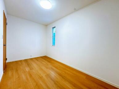 「2階北東側洋室」約5.6帖のお部屋です。