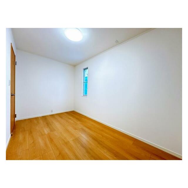 「2階北東側洋室」約5.6帖のお部屋です。