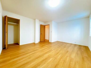 「2階南側洋室」約10帖のお部屋です。