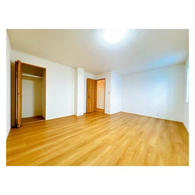 「2階南側洋室」約10帖のお部屋です。