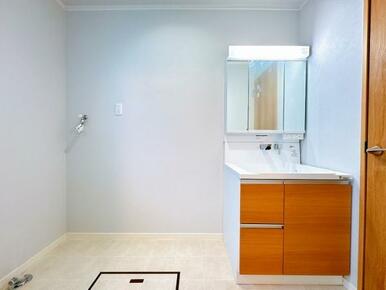 「洗面脱衣所」3面鏡の洗面化粧台に新品交換済みです。