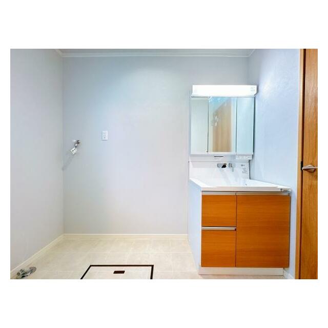 「洗面脱衣所」3面鏡の洗面化粧台に新品交換済みです。