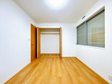 「2階南西側洋室」約6.3帖のお部屋です。