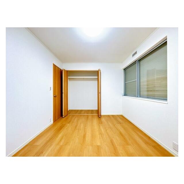 「2階南西側洋室」約6.3帖のお部屋です。