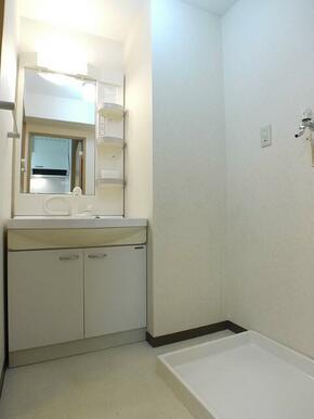 洗面脱衣室にはシャワードレッサー＆室内洗濯機置き場を完備！