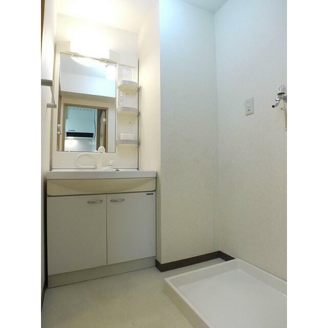 洗面脱衣室にはシャワードレッサー＆室内洗濯機置き場を完備！