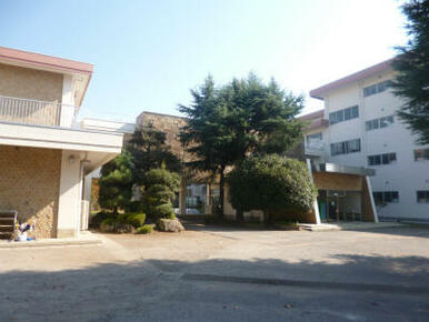 真岡西小学校　821ｍ/徒歩11分、車3分