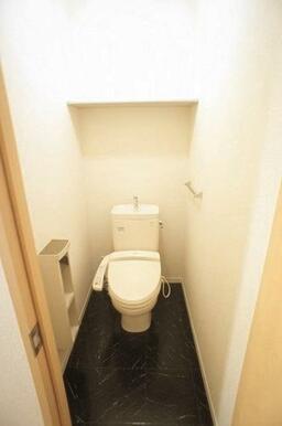 【トイレ】　温水洗浄暖房便座付です♪