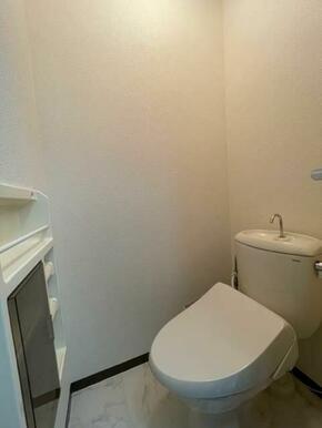 トイレは暖房洗浄便座付です。