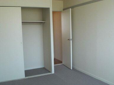 二階・クローゼット付きの居室。