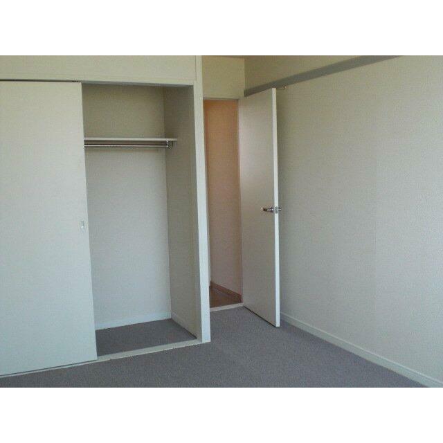 二階・クローゼット付きの居室。