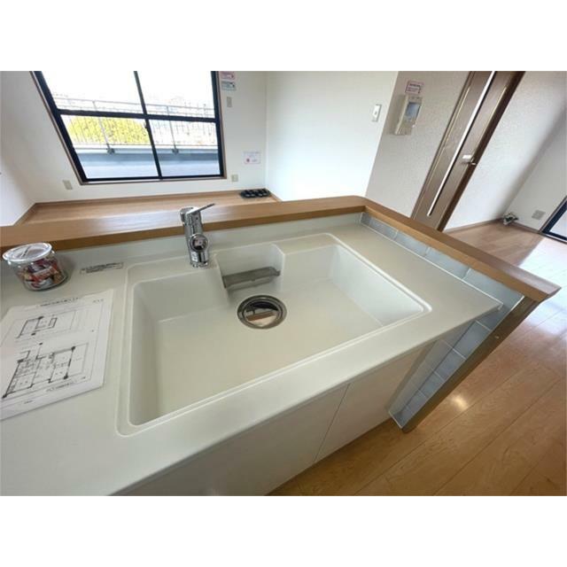 窓から光が差し込む明るいキッチン。作業スペースが広く、料理がはかどりそうです。毎日のお料理が楽しみに