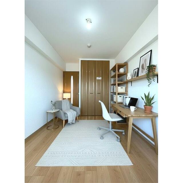 書斎や趣味の部屋としても活用できる居室。テレワークにも対応できるデスクと収納棚があり、壁面収納も備え