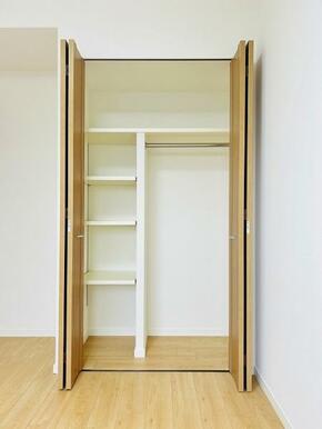 「南側洋室」クローゼットがございます。