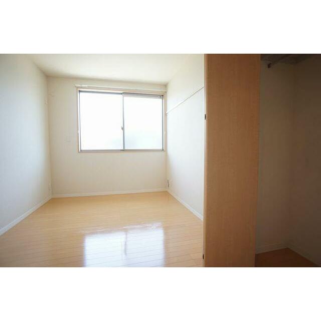 北側にある３部屋目の洋室です。写真右手前が収納になっています。