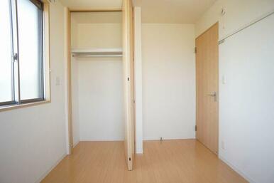 北側にある２部屋目の洋室です。角部屋なので、窓が２方向にあります。
