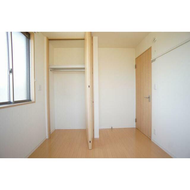 北側にある２部屋目の洋室です。角部屋なので、窓が２方向にあります。