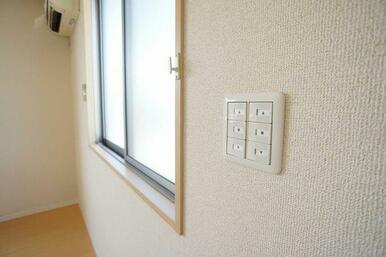 ご注目、スイッチ一つで防犯シャッター雨戸を開閉できます。