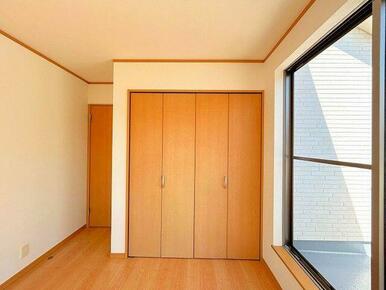 「２階南側洋室」クローゼット設置しております。