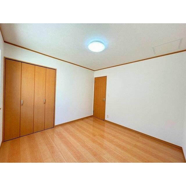 「２階東側洋室」別角度からの写真です。