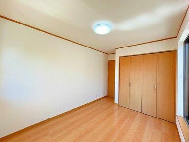 「２階南側洋室」約６帖のお部屋です。