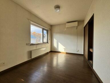 ２階洋室。こちらもエアコン付き