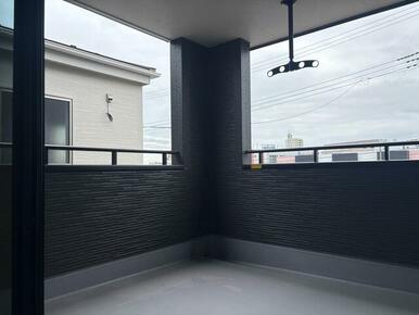 開放感あふれるバルコニーで深呼吸！（2号棟）