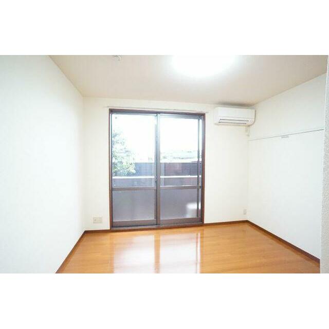 掃き出し窓から明るい光が差し込む洋室です。