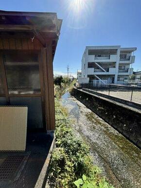 建物横は川が流れています