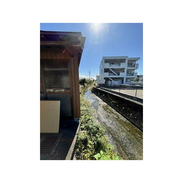 建物横は川が流れています