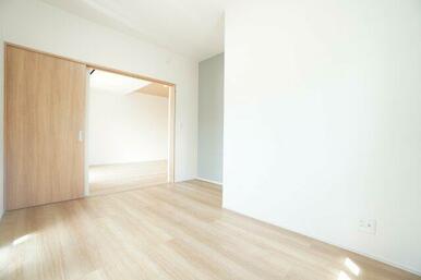 6帖洋室。リビングと3枚扉で繋がっているので小さいお子様の遊び場にも便利です。※類似の参考画像です。