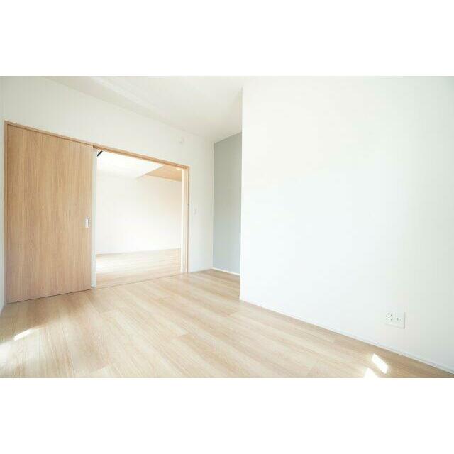 6帖洋室。リビングと3枚扉で繋がっているので小さいお子様の遊び場にも便利です。※類似の参考画像です。