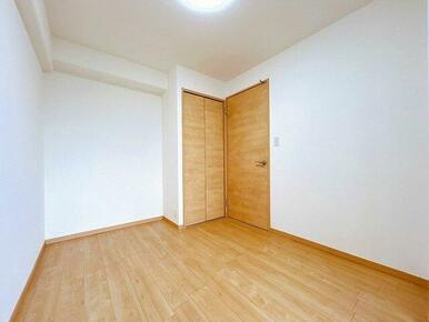 「東側洋室」約５帖のお部屋です。