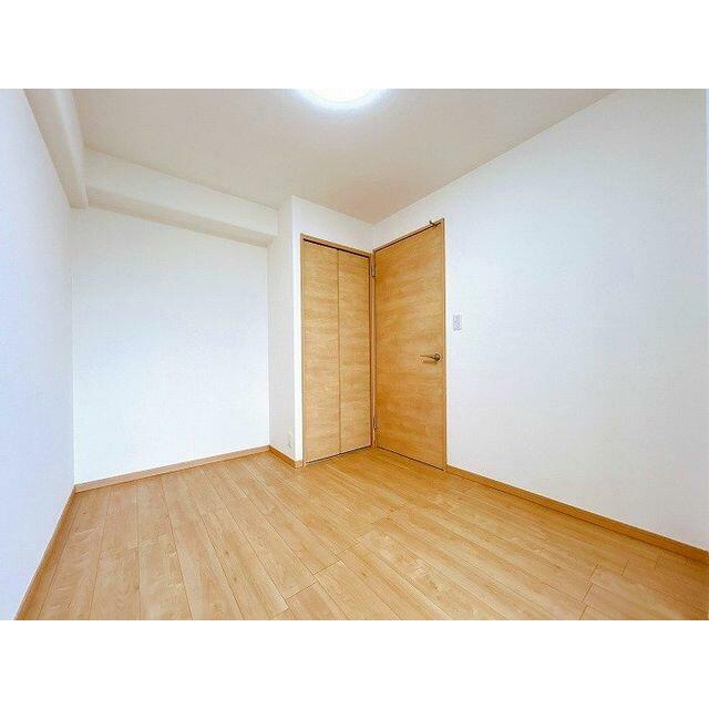 「東側洋室」約５帖のお部屋です。
