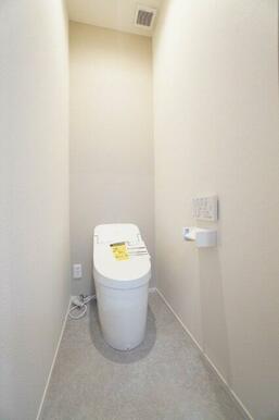 スタイリッシュなデザインのタンクレストイレを採用！ ※類似物件の参考画像です。