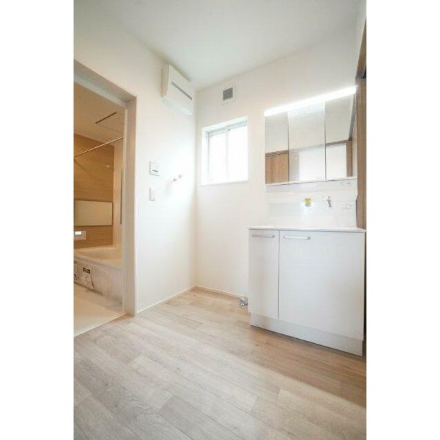 鏡裏にも収納があるタイプの洗面台です。※類似物件の参考画像です。