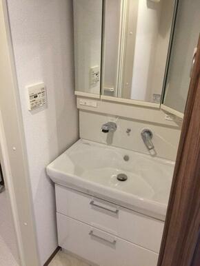 洗髪洗面化粧台（三面鏡）