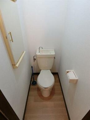 便利な収納付きのトイレ