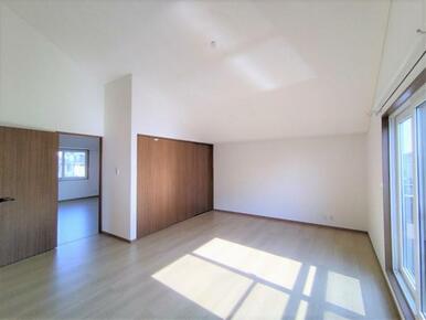 二階洋室部分。フローリングの交換と、壁紙交換しました。