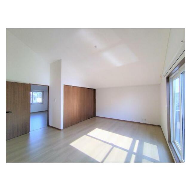 二階洋室部分。フローリングの交換と、壁紙交換しました。