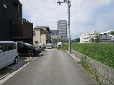 南側に道路が抜けています。前面道路は車の往来がほとんど無く小さいお子様がおられるご家庭には安心です。