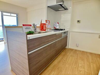 キッチン　新品交換済みのキッチンは、カップボードのスペースもしっかり確保できます