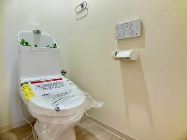 トイレ　新品交換　温水洗浄便座一体型です