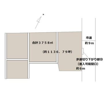 土地を分断するように水路がありますが、通行に支障ありません