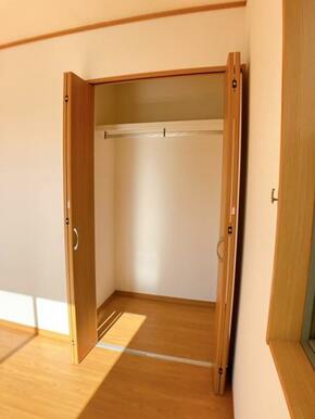 【2階南東側洋室】収納がございます。
