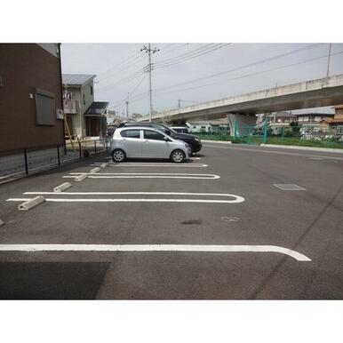 駐車場も１台１台がゆったり駐車可能です。