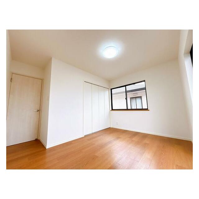 「南東側洋室」南に面しており、日当たり良好です。