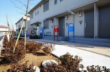 玄関と駐車場の間は緑地帯を配置。緑豊かな環境の創造にも取り組んだ物件です。幅の広い箇所には飛び石も…